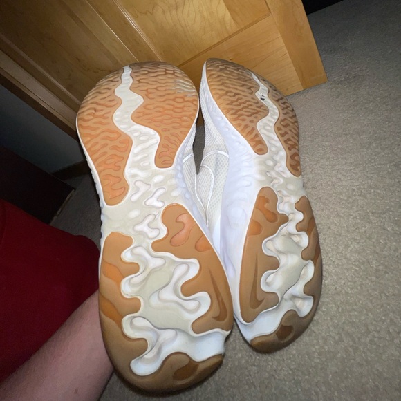 Nike Men's Athletic Shoes in White and Cream - Picture 4 of 4